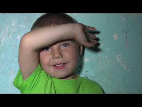 Видео: Мать одиночка и 7 детей живут в грязном сарае села Измалково.