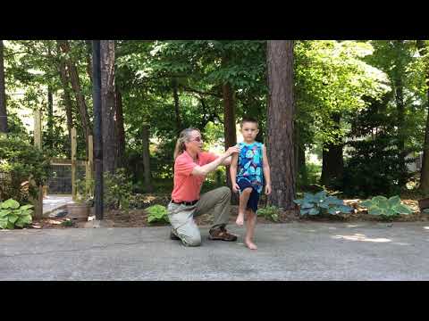 Видео: Как помочь ребенку в балансе: упражнения для детской физиотерапии для баланса # 002