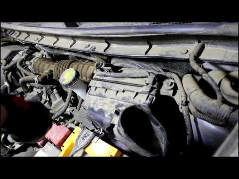 Видео: Nissan JUKE 1,6 Ниссан Жук 2011 года Замена масла и фильтров в двигателе