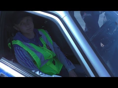Видео: Полицейский в Адидасе стрижет на трассе
