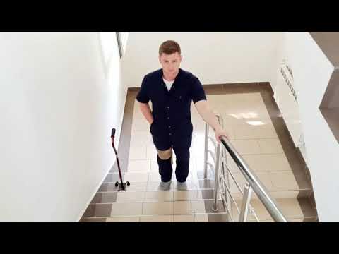 Видео: Как правильно ходить по лестнице с тростью. Травма. Инсульт. Трость