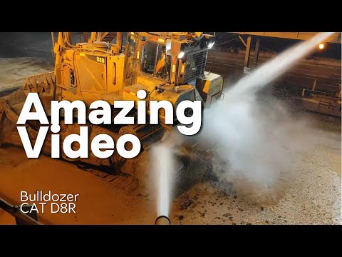 Видео: Исключительная очистка. Мойка тяжелой техники бульдозера CAT D8R