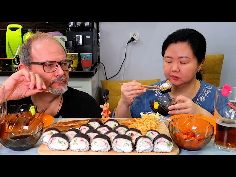 Видео: Мукбанг РОЛЛЫ с КИМЧИ, РЫБКОЙ и КОЛЬЦАМИ КАЛЬМАРА