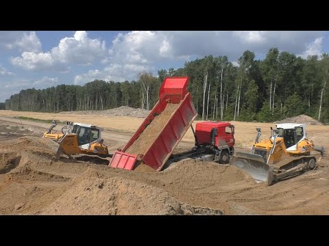 Видео: Командная работа двух бульдозеров Liebherr PR 736