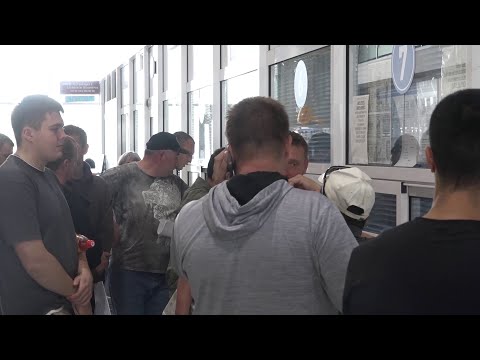 Видео: АВТОПАНДЕМИЯ? КРАСНОЯРЦЫ ЖАЛУЮТСЯ НА НЕПРИВЫЧНЫЕ ОЧЕРЕДИ НА РЕГИСТРАЦИЮ АВТО