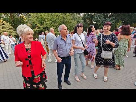 Видео: 8.09.24г..."Я Позвоню тебе - АЛЕ"... Валерий Палаускас... звучит в Гомельском парке...