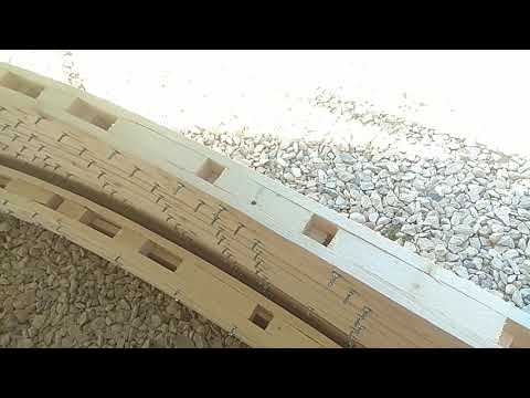 Видео: Арочная теплица из дерева