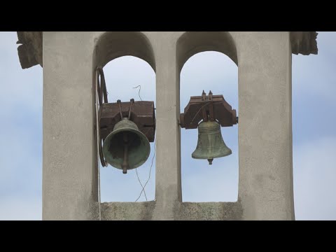 Видео: Редкий звон колоколов на вершине горы в Пелле [4K]