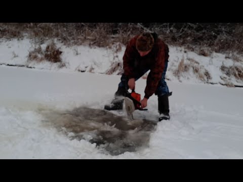 Видео: САМАЯ ПРОСТАЯ УСТАНОВКА СЕТИ ПОД ЛЁД. ЛОВИМ ЖИВЦА.