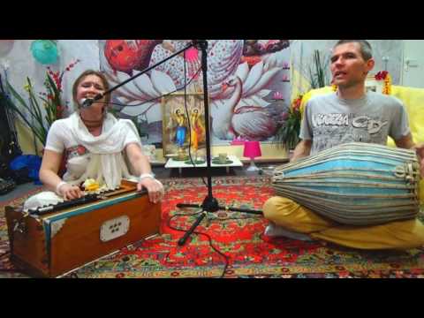 Видео: Киртан Расика Нама прабху в исполнении Нрисимхи деви даси