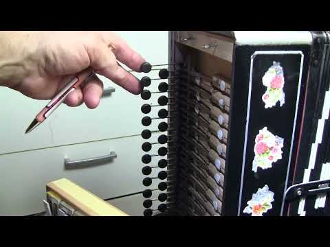 Видео: Видавшая виды Тульская ГАРМОНЬ : Расстановка голосов левой руки по местам . Ролик Второй