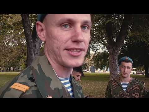 Видео: Расплескалась синева, расплескалась, по беретам расплылась по тельняшкам