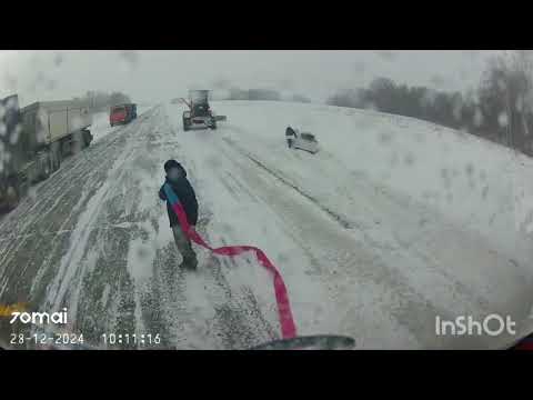 Видео: Подборка происшествий на трассе. Помощь на дороге.