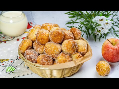 Видео: За ПЯТЬ минут к чаю! Вкуснее чем оладьи и печенье - яблочные пончики без дрожжей!