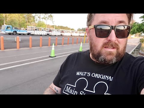 Видео: Walt Disney World ЗАКРЫВАЕТСЯ — Внутри Волшебного Королевства во время объявления / Застрял на Бо...