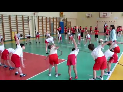 Видео: Урок физкультуры в первом классе