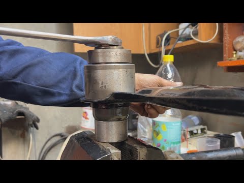 Видео: Замена сайлентблоков передних рычагов на Renault Laguna