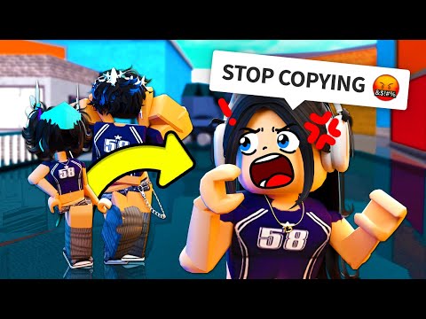 Видео: Мы скопировали их наряд из Roblox и притворились фанатами