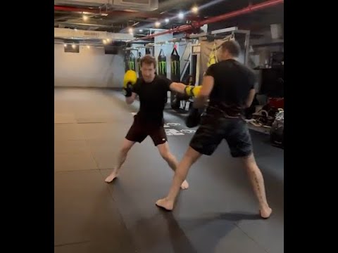 Видео: Что Марк Цукерберг делает не так против Алекса Перейры