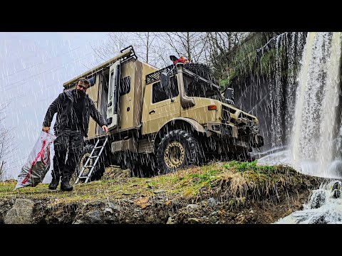 Видео: КЕМПИНГ У ВОДОПАДА В ШТОРМ