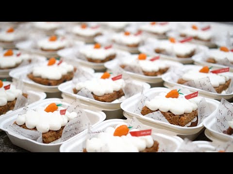 Видео: Кафе десерта в Южной Корее: 50 морковных тортов / каперов