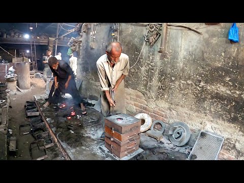 Видео: Удивительное литье корпуса электродвигателя в технике песочной формы.