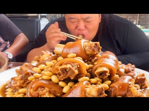 Видео: Свиные ножки, тушеные с соевыми бобами, от Monkey King; очень вкусно с рисом!