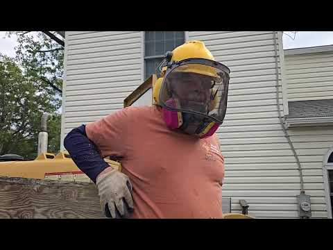 Видео: Доступ к измельчителю пней возможен только через палубу.