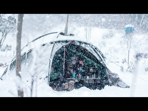 Видео: Кемпинг в сильный снегопад | снег падает весь день | Горячая палатка | метель