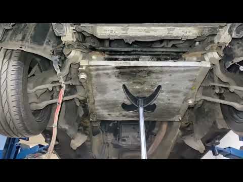 Видео: BMW 1er F20 n13 Подушки двигателя,замена!