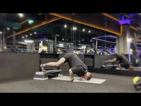 Видео: Decline Pike Push Ups (Пиковые отжимания с ногами на возвышении)