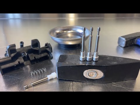 Видео: Как поменять ударник на дренажном клапане Jura