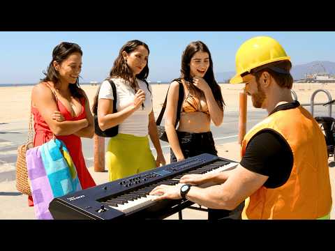 Видео: Работник удивляет пляжных красоток невероятными навыками игры на пианино 🤯