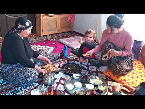 Видео: Хлеб Деревенский Дом Сакда, Деревенский Завтрак, Хлеб Юфка ~ Моя сельская жизнь