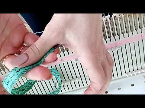 Видео: Варежки на машинке бесшовные