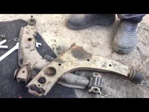Видео: Замена рычага передней подвески на автомобиле Daewoo Lanos