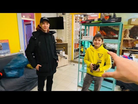 Видео: Парень Саша привел друга и теперь они вместе собирают ПК в HappyPC! 🔥