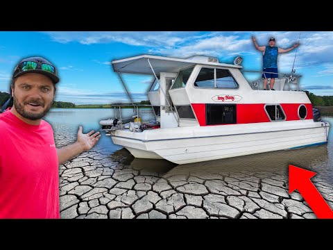 Видео: Кемпинг на крошечном плавучем домике в высохшем озере! (гигантский сом)