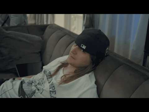 Видео: Plohoyparen и Платина за работой: Сборка стола и неожиданные разговоры.