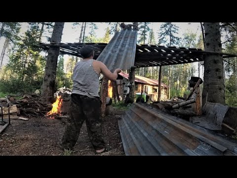 Видео: Лесная избушка.Строим навес.Кроем железом от подписчика.