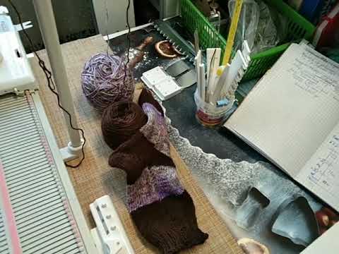 Видео: Носочки в обувь из тонкой пряжи на вязальной машине Silver Reed LK 150