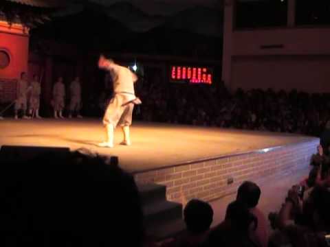 Видео: Показательные выступления в Шаолине