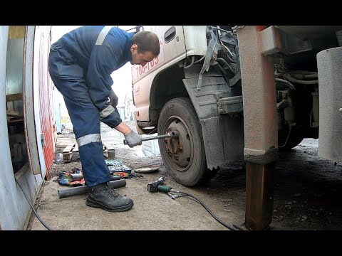 Видео: Вот почему нужно следить за колесными гайками. Ремонт ISUZU NQR