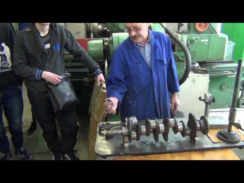 Видео: Фрагмент мастер-класса в ЮУрГАУ. Шлифовка коленвала и хонинговка гильз
