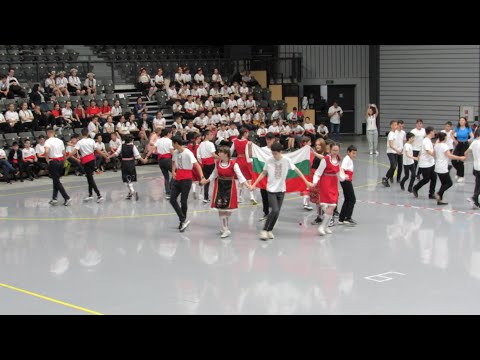 Видео: 550 ученици от МГ „Баба Тонка“ извиха народни хора в зала „Арена Русе“