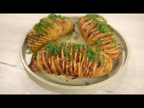 Видео: Картофель «Гармошка с беконом». Салат из печеных томатов и лука с заправкой