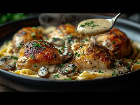Видео: Хрустящие куриные бедра в сливочно-грибном соусе — лучше, чем в ресторане!
