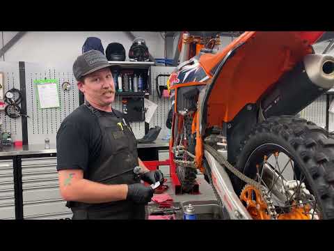 Видео: Как заменить масло в 4-тактном двигателе KTM