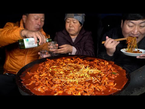Видео: Острые куриные ножки без костей и рисовые шарики - шоу еды Мукбанга.