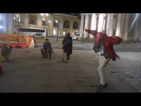 Видео: Уличные музыканты Питер Глеб Васильев и Сева на Думской 4 ноября ч2 - Смуглянка танец коммуниста